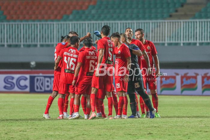 Skuat Persija Jakarta sedang melakukan briefing dalam laga pekan pertama Liga 1 2021 di Stadion Pakansari, Bogor, Jawa Barat, 5 September 2021.