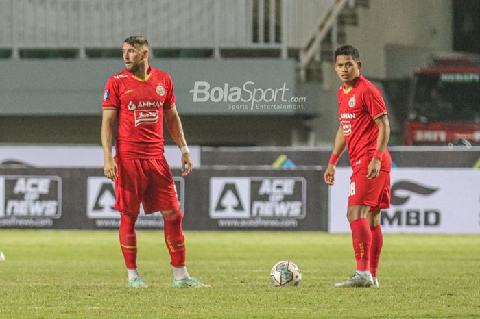 Dua penyerang Persija Jakarta, Marko Simic (kiri) dan Taufik Hidayat (kanan), dalam laga pekan pertama Liga 1 2021 di Stadion Pakansari, Bogor, Jawa Barat, 5 September 2021.