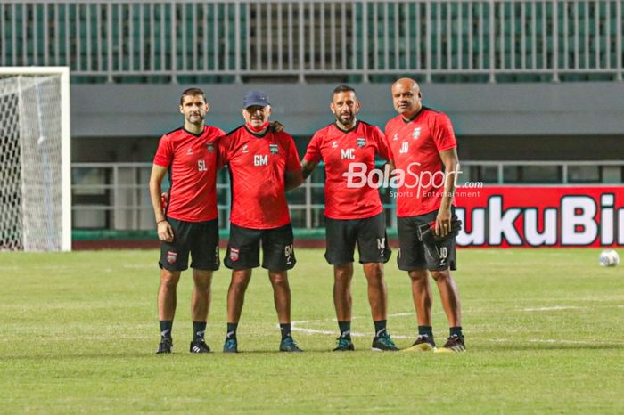 Pelatih Borneo FC, Mario Gomez, sedang berfoto dengan para asistennya yakni Srdan Lopicic, Marcos Adrian Gonzalez, dan Jorge Damian Rodriguez Larraura, saat tim melakukan latihan di Stadion Pakansari, Bogor, Jawa Barat, 9 September 2021.