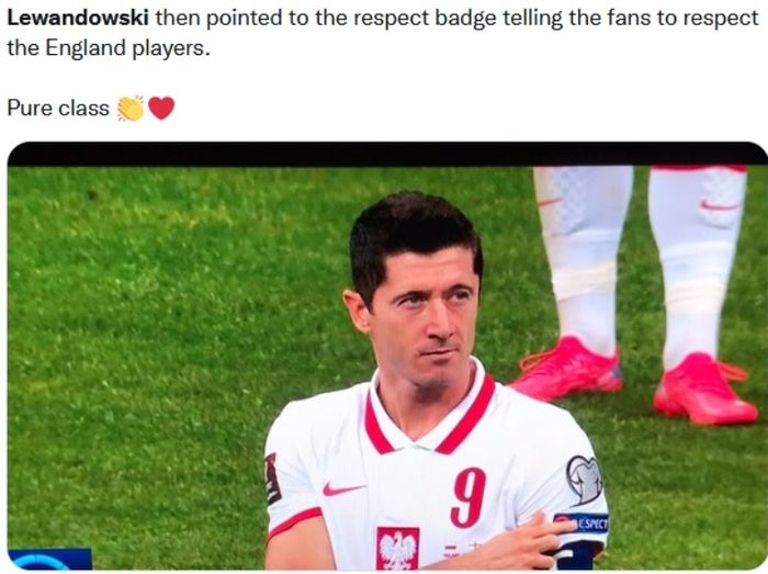 Gesture Robert Lewandowski sewaktu suporter timnas Polandia menyoraki pemain timnas Inggris.