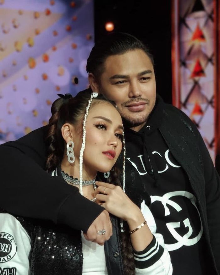 Kabar Ivan Gunawan sudah menikah dengan Ayu Ting Ting kembali viral. Di tengah isu itu, foto Ivan Gunawan dipuji ratu kecantikan Indonesia.