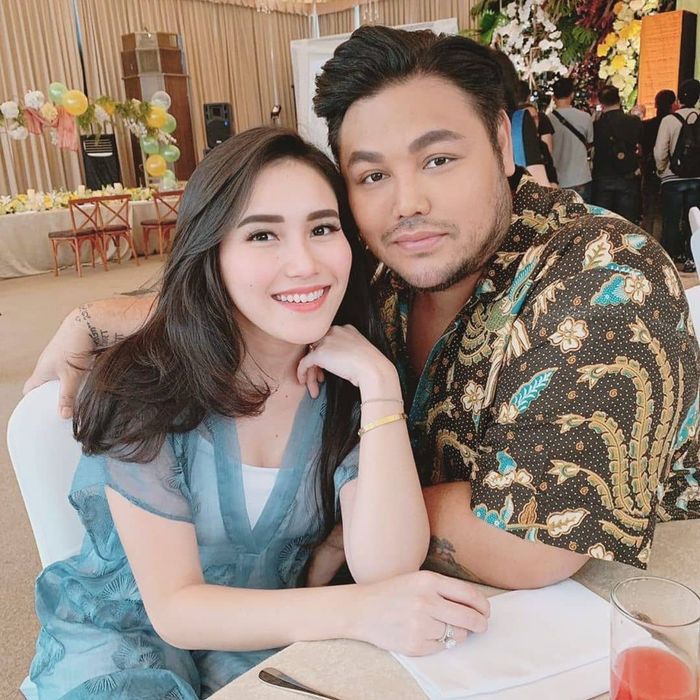 Kabar Ivan Gunawan sudah menikah dengan Ayu Ting Ting kembali viral. Di tengah isu itu, foto Ivan Gunawan dipuji ratu kecantikan Indonesia.