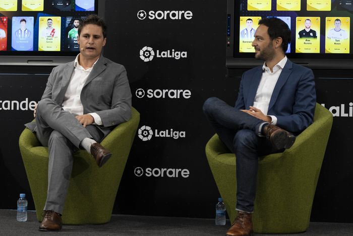Direktur Eksekutif LaLiga, Oscar Mayo, (kiri) dan CEO Sorare, Nicolas Julia.