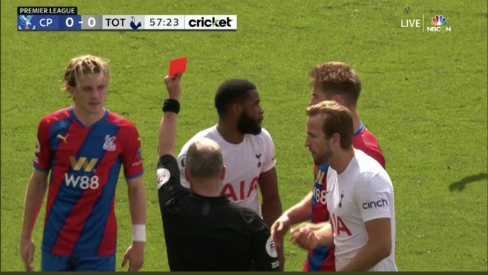 Momen kartu merah bek Tottenham Hotspur, Japhet Tanganga, dalam duel kontra Crystal Palace (11/9/2021).