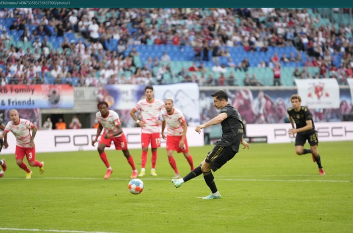 Robert Lewandowski mencetak gol melalui titik penalti dalam kemenangan 4-1 atas RB Leipzig.