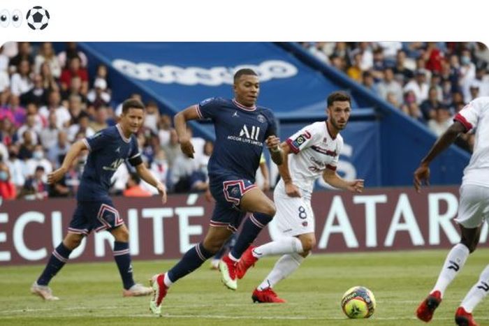 Striker Paris Saint-Germain, Kylian Mbappe, menggiring bola dalam laga Liga Prancis kontra Clermont di Stadion Parc des Princes, Sabtu (11/9/2021).