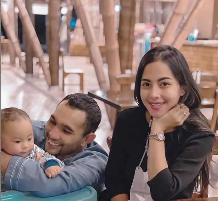 Enji dan istri serta anaknya
