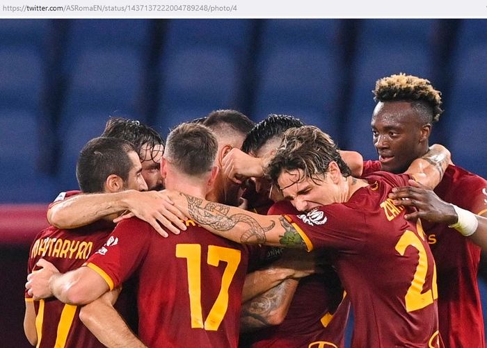 Para pemain AS Roma melakukan selebrasi dalam laga Liga Italia melawan Sassuolo di Stadion Olimpico, Minggu (12/9/2021).