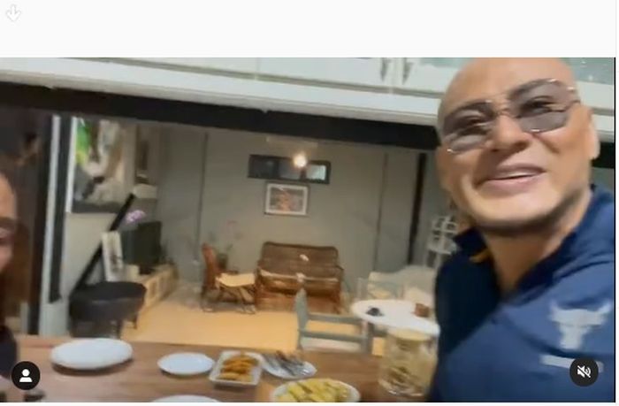 Ruang tamu di rumah Susi Pudjiastuti yang tampak dari dapur