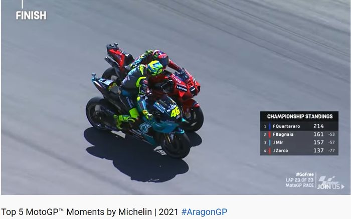 Valentino Rossi menyelamati Francesco Bagnaia yang menjadi pemenang MotoGP Aragon 2021, Minggu (12/9/2021).