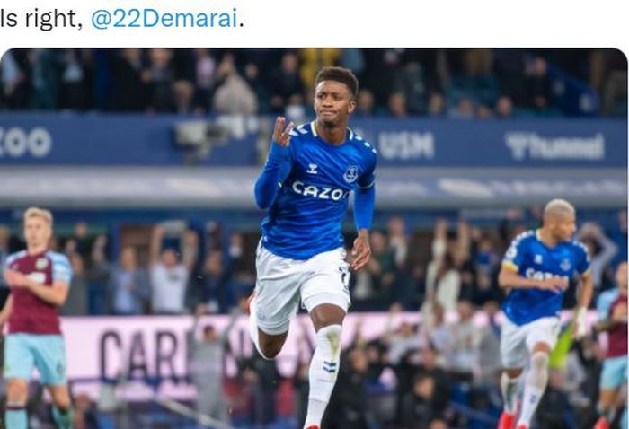 Winger Everton, Demarai Gray, merayakan gol ke gawang Burnley dalam laga Liga Inggris di Stadion Goodison Park, Senin (13/9/2021).