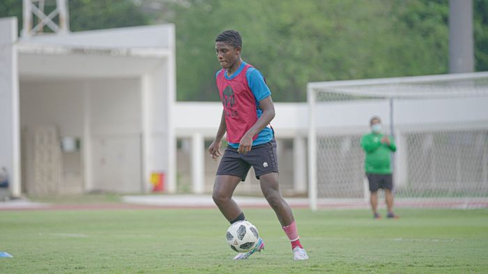 Putra Jacksen F Tiago, Hugo Samir Tiago saat menjalani pemusatan latihan (TC) timnas U-18 Indonesia di Stadion Madya, Senayan, Kawasan Gelora Bung Karno (GBK) Jakarta Pusat, Senin (13/9/2021).