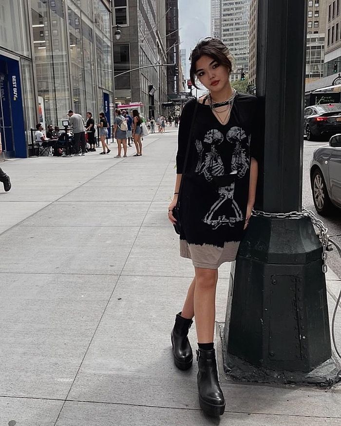 Padu padan outfit hitam ala anak Liza Natalia, Queennara.