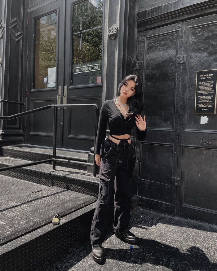 Padu padan outfit hitam ala anak Liza Natalia, Queennara.