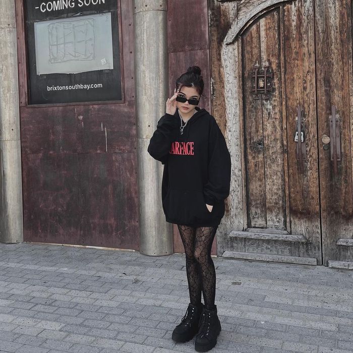Padu padan outfit hitam ala anak Liza Natalia, Queennara.
