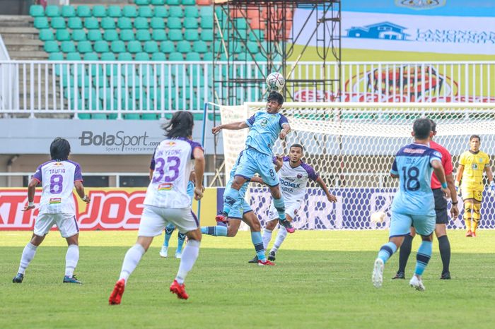 Gelandang Persela Lamongan, Syahroni, sedang menyundul bola dalam laga pekan ketiga di Stadion Pakansari, Bogor, Jawa Barat, 17 September 2021.
