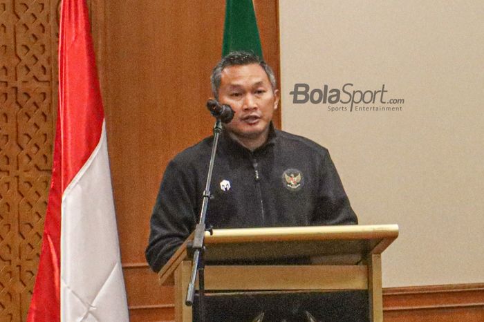 Pelatih timnas putri Indonesia, Rudy Eka Priyambodo, sedang memberikan sambutan di Hotel Sultan, Senayan, Jakarta, 18 September 2021