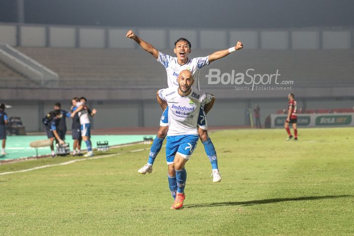 Selebrasi pemain Persib, Mohammed Rashid, ikut merayakan gol Beckham Putra Nugraha dalam laga pekan ketiga Liga 1 2021 di Stadion Indomilk Arena, Tangerang, Banten, 18 September 2021.