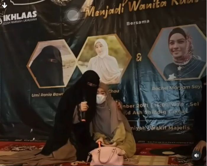 Umi Rania Bawazier menguatkan Larissa Chou.
