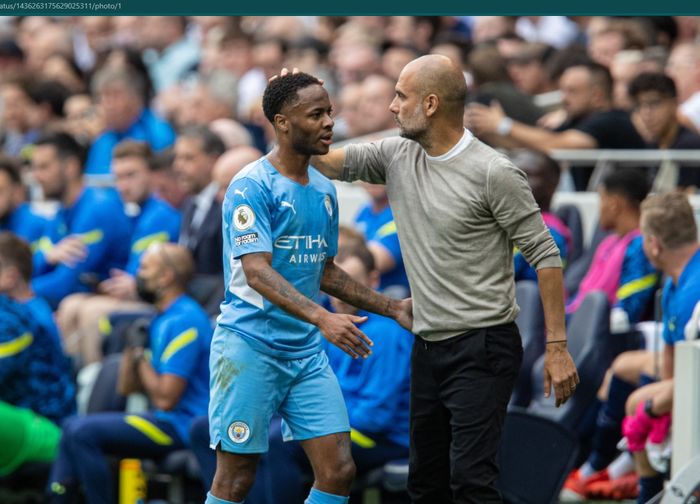 Pep Guardiola dan Raheem Sterling dalam satu laga Manchester City di Liga Inggris 2021-2022.