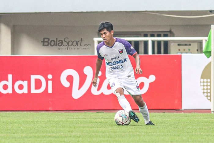 Striker Persita Tangerang, Aldi Al Achya, sedang menguasai bola dalam laga pekan ketiga Liga 1 2021 di Stadion Pakansari, Bogor, Jawa Barat, 17 September 2021.