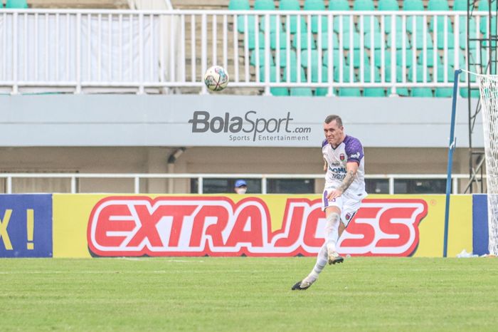 Bek Persita Tangerang, Adam Mitter, sedang mengirimkan umpan  dalam laga pekan ketiga Liga 1 2021 di Stadion Pakansari, Bogor, Jawa Barat, 17 September 2021.