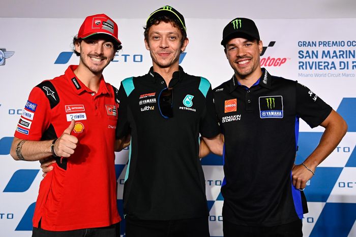Pembalap Petronas Yamaha SRT, Valentino Rossi (tengah) bersama dengan muridnya, Francesco Bagnaia (kiri/Ducati) dan Franco Morbidelli (Monster Energy Yamaha/kanan)