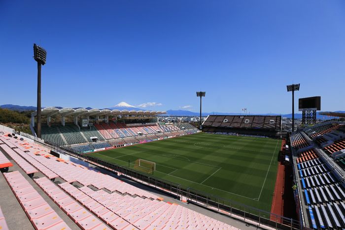 Salah satu stadion markas klub Liga Jepang dengan latar belakang pemandangan Gunung Fuji.