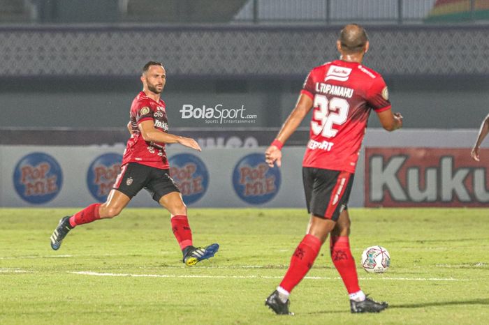 Penyerang Bali United, Ilija Spasojevic, sedang menghampiri bola dalam laga pekan ketiga Liga 1 2021 di Stadion Indomilk Arena, Tangerang, Banten, 18 September 2021.