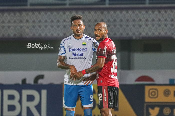 Bek Bali United, Leonard Tupamahu (kanan), sedang menjaga ketat striker Persib Bandung, Wander Luiz (kiri), dalam laga pekan ketiga Liga 1 2021 di Stadion Indomilk Arena, Tangerang, Banten, 18 September 2021.