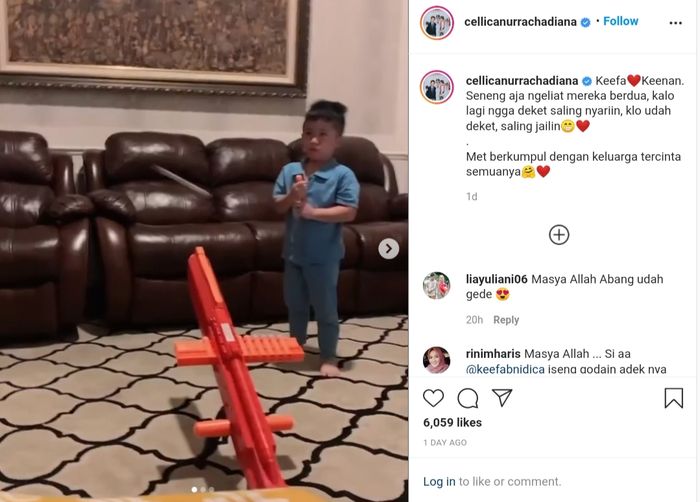 Keenan bermain dengan kakak angkatnya