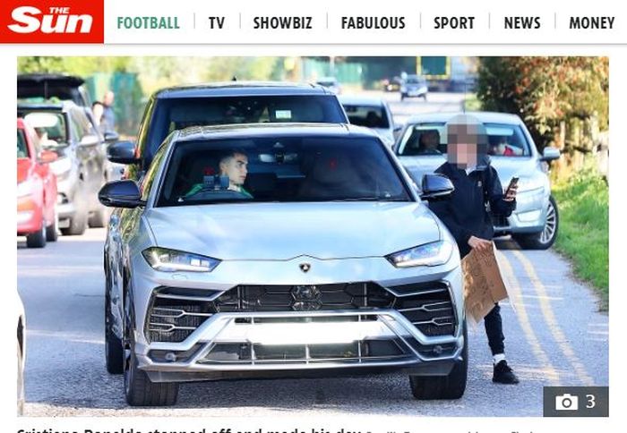 Cristiano Ronaldo mengabulkan permintaan penggemar mudanya yang telah berjuang untuk foto bersama dengan mobil mewahnya. (Tangkapan layar The Sun)