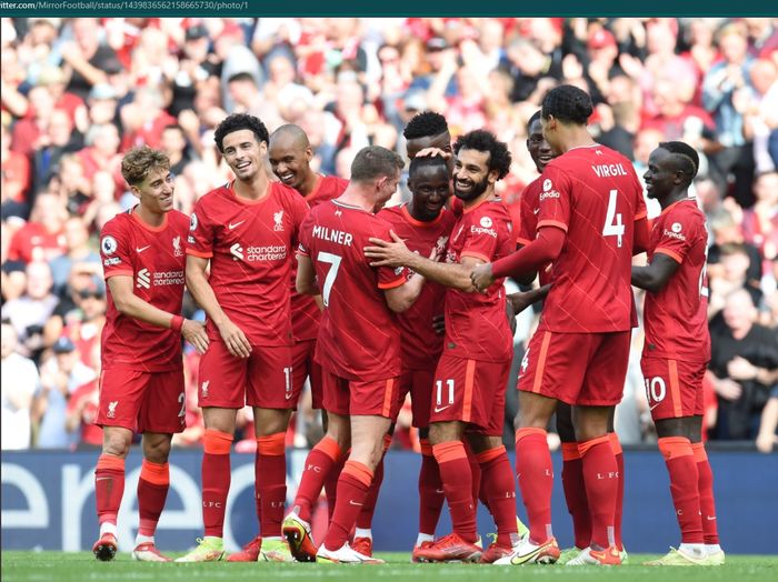 Para pemain Liverpool menyambut Naby Keita usai mencetak gol dalam kemenangan 3-0 Liverpool atas Crystal Palace di Liga Inggris 2021-2022.