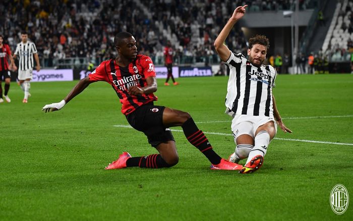 Momen duel Pierre Kalulu dengan Manuel Locatelli pada laga Juventus kontra AC Milan di Liga Italia 2021-2022.