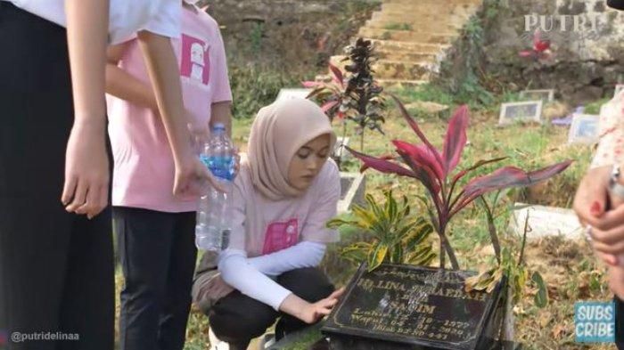 Putri Delina ajak adik-adiknya untuk ziarah ke makam Lina Jubaedah