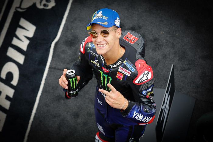 Pembalap Monster Energy Yamaha, Fabio Quartararo, berpose setelah balapan MotoGP San Marino 2021 di Sirkuit Misano, Minggu (19/9/2021).