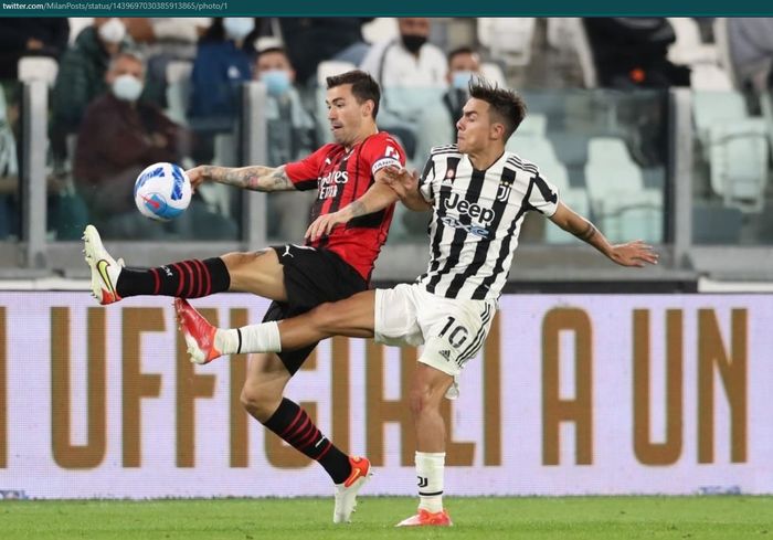 Duel antara Alessio Romagnoli dan Paulo Dybala pada laga Juventus kontra AC Milan di lanjutan Liga Italia 2021-2022.