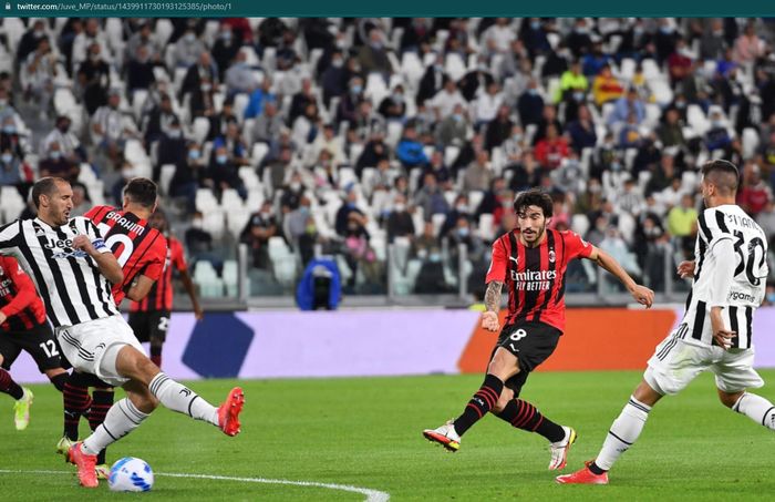Momen Sandro Tonali saat membela AC Milan melawan Juventus pada lanjutan Liga Italia 2021-2022.