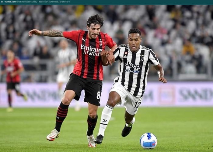 Sandro Tonali berduel dengan Alex Sandro saat AC Milan bertemu Juventus pada laga pekan kelima Liga Italia 2021-2022.