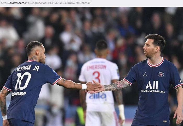 Megabintang Paris Saint-Germain, Lionel Messi, melakukan selebrasi bareng Neymar dalam laga Liga Prancis kontra Olympique Lyon di Stadion Parc des Princes, Minggu (19/9/2021).