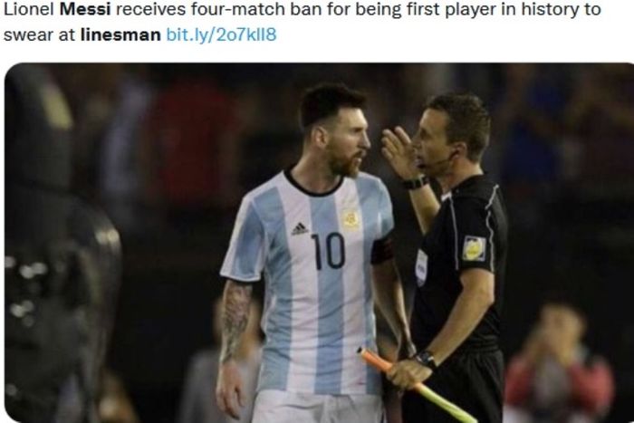 Lionel Messi saat berargumen dengan hakim garis dalam laga Kualifikasi Piala Dunia 2018.