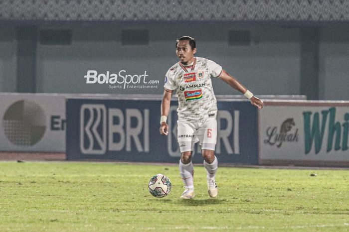 Pemain Persija Jakarta, Tony Sucipto, sedang menguasai bola dalam laga pekan ketiga Liga 1 2021 di Stadion Indomilk Arena, Tangerang, Banten, 19 September 2021.