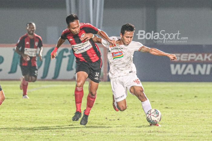 Pemain sayap kiri Persija Jakarta, Osvaldo Haay (kanan), sedang menguasai bola dan dijaga ketat oleh gelandang Persipura Jayapura, Muhammad Tahir (kiri), dalam laga pekan ketiga BRI Liga 1 2021/2022 di Stadion Indomilk Arena, Tangerang, Banten, 19 September 2021.