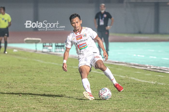 Pemain Persija Jakarta, Osvaldo Haay, sedang menguasai bola dalam laga pekan ketiga BRI Liga 1 2021/2022 di Stadion Indomilk Arena, Tangerang, Banten, 19 September 2021.