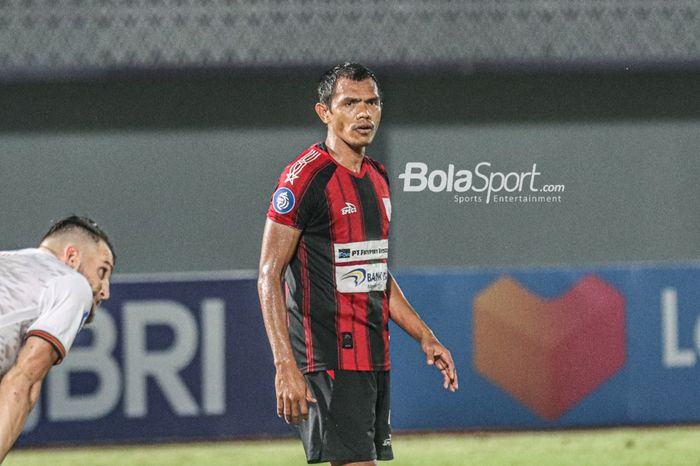 Bek Persipura Jayapura, Ricardo Salampessy, sedang bertanding dalam laga pekan ketiga Liga 1 2021 di Stadion Indomilk Arena, Tangerang, Banten, 19 September 2021.