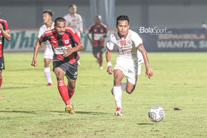 Bek Persipura Jayapura, Israel Wamiau (kiri), sedang mengejar pergerakan pemain Persija Jakarta, Osvaldo Haay (kanan), dalam laga pekan ketiga BRI Liga 1 2021/2022 di Stadion Indomilk Arena, Tangerang, Banten, 19 September 2021.