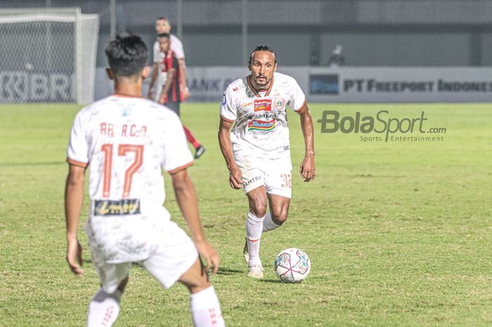 Gelandang Persija Jakarta, Rohit Chand, sedang menguasai bola dalam laga pekan ketiga Liga 1 2021 di Stadion Indomilk Arena, Tangerang, Banten, 19 September 2021.