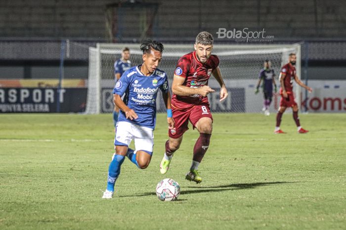 Gelandang Persib Bandung, Beckham Putra Nugraha (kiri), sedang dijaga ketat oleh pemain Borneo FC, Nuruddin Davronov (kanan), dalam laga pekan keempat Liga 1 2021 di Stadion Indomilk Arena, Tangerang, Banten, 23 September 2021.