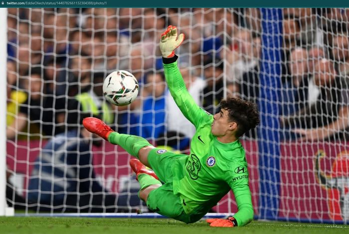 Momen Kepa Arrizabalaga menepis tendangan penalti dalam laga Piala Liga Inggris (Carabao Cup) 2021-2022.