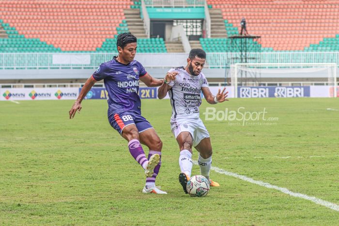 Pemain Bali United, Yabes Roni (kanan), sedang menguasai bola dan dijaga ketat oleh pilar Persita Tangerang, Irsyad Maulana (kiri), dalam laga pekan keempat Liga 1 2021 di Stadion Pakansari, Bogor, Jawa Barat, 24 September 2021.